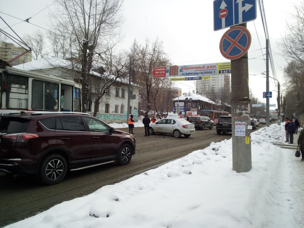 В Перми образовалась пробка из-за очередной аварии с такси 
