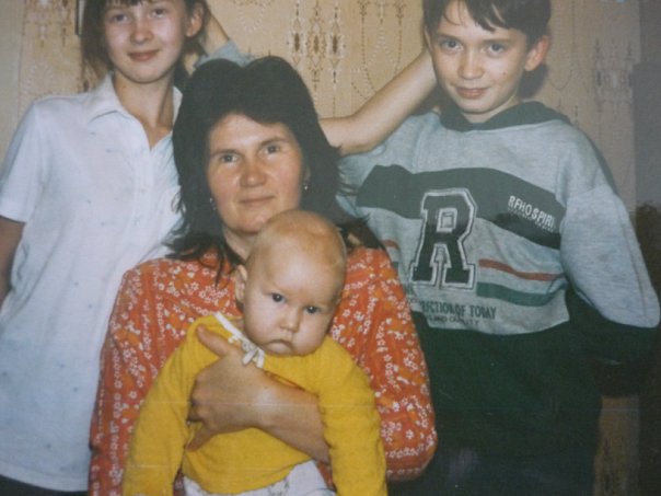Дмитрий Каримов (справа) с мамой, сестрой и братом.jpg