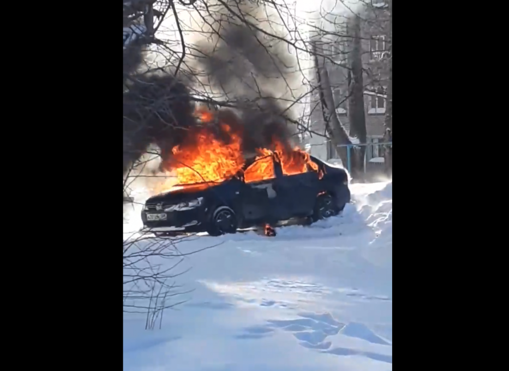 В Соликамске прохожие вытащили из горящего авто спящего водителя