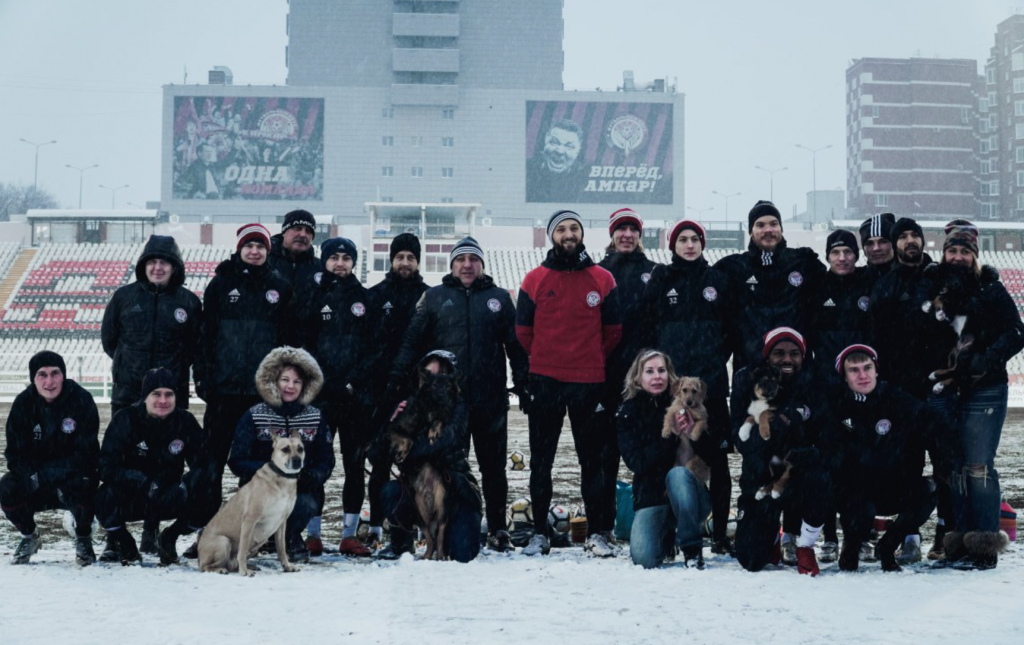 Футболисты «Амкара» провели фотосессию с бездомными щенками