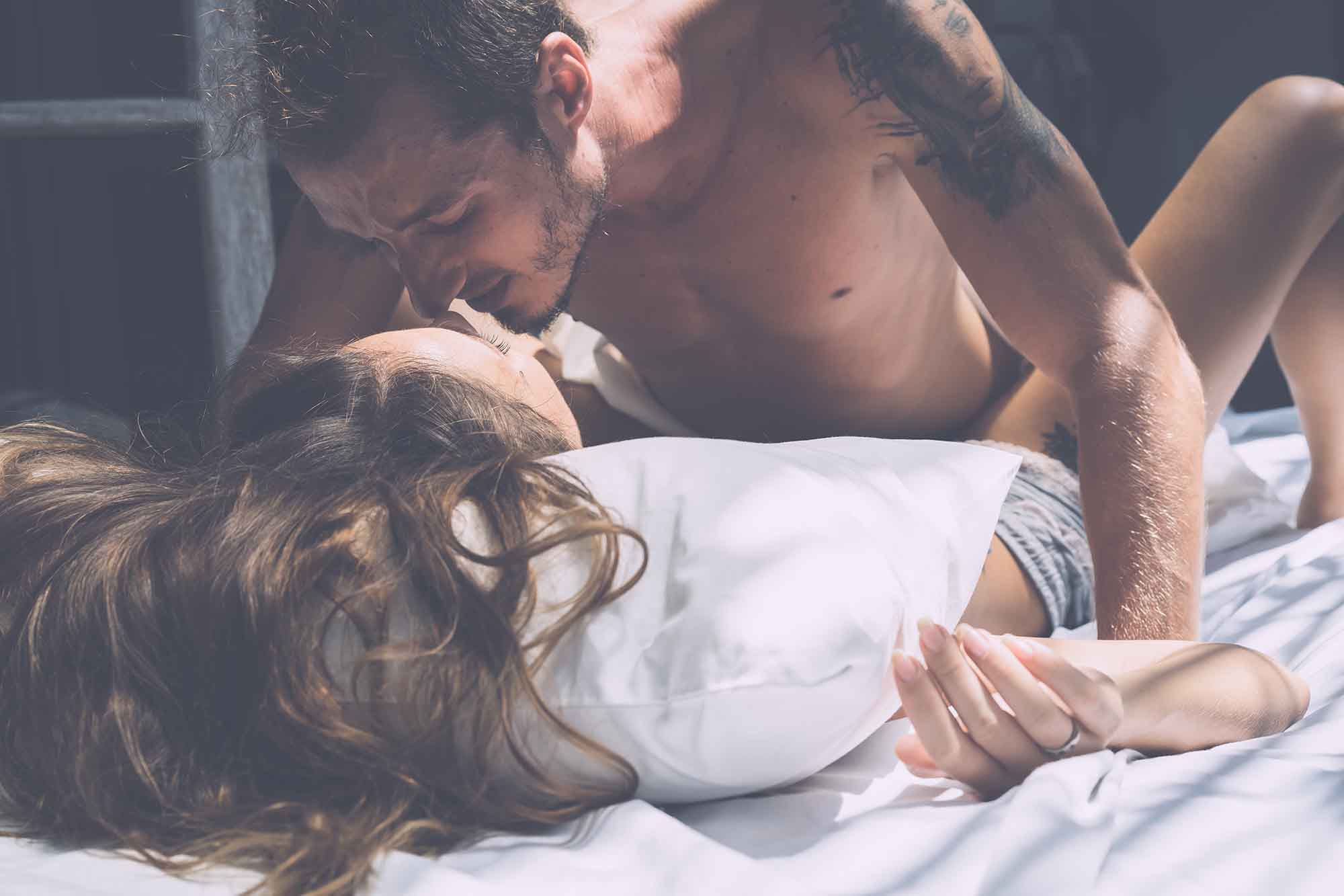 Мужчина и женщина в кровати страсть фото