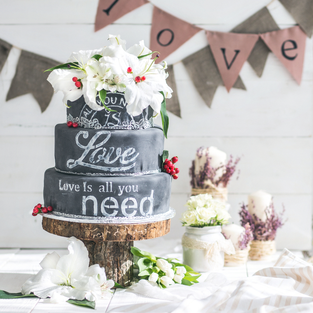 chalkboard-effect-wedding-cake-trends.jpg