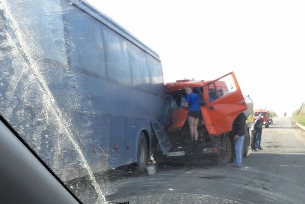 Автобус чернушка. КАМАЗ протаранил автобус. Пассажирский автобус КАМАЗ. Авария на трассе Чернушка Оса.