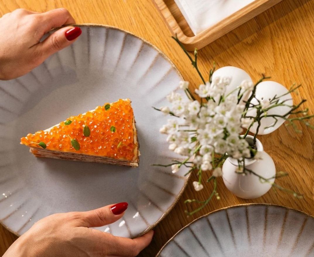 Блинный торт с лососем и красной икрой. Фото: Nolan Wine & kitchen