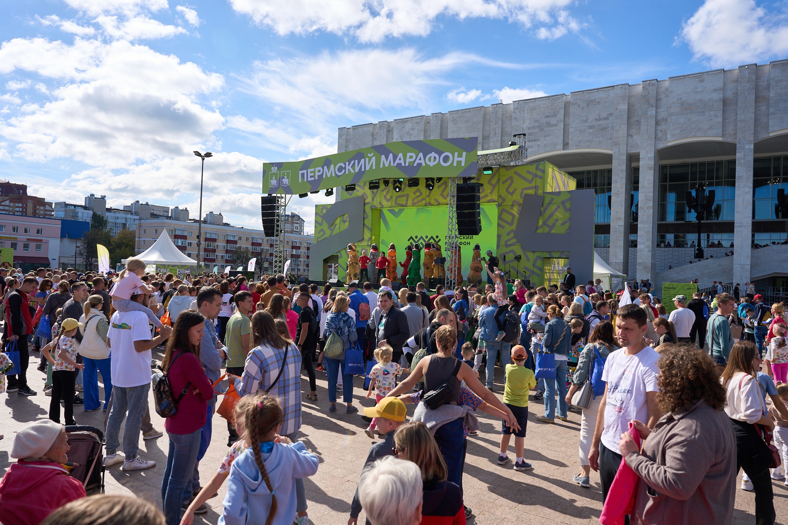 Разминка с ростовыми куклами \ Фото: сообщество ВКнтакте 