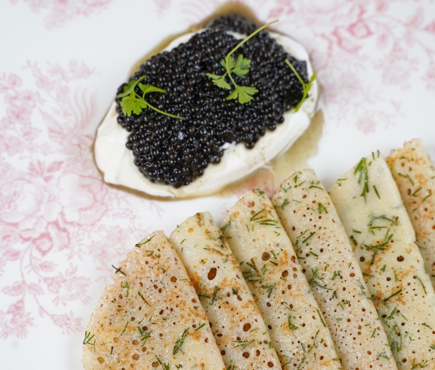 Блины с черной осетровой икрой.  Фото: 