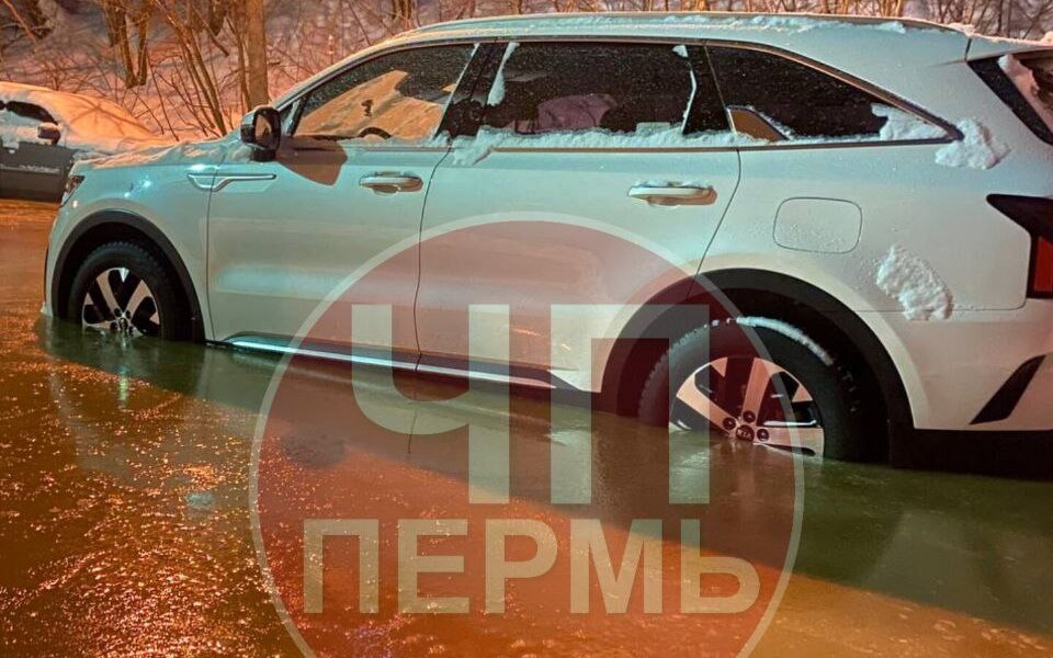 В Перми из-за аварии на сетях затопило двор с машинами и подъезд