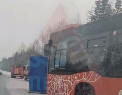 В Перми контейнер с грузовика влетел в лобовое стекло пассажирского автобуса