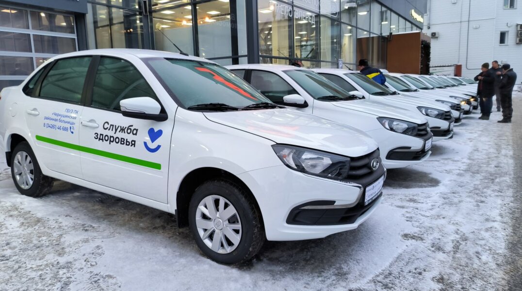 Медицинским учреждениям Прикамья передали 14 новых санитарных автомобилей