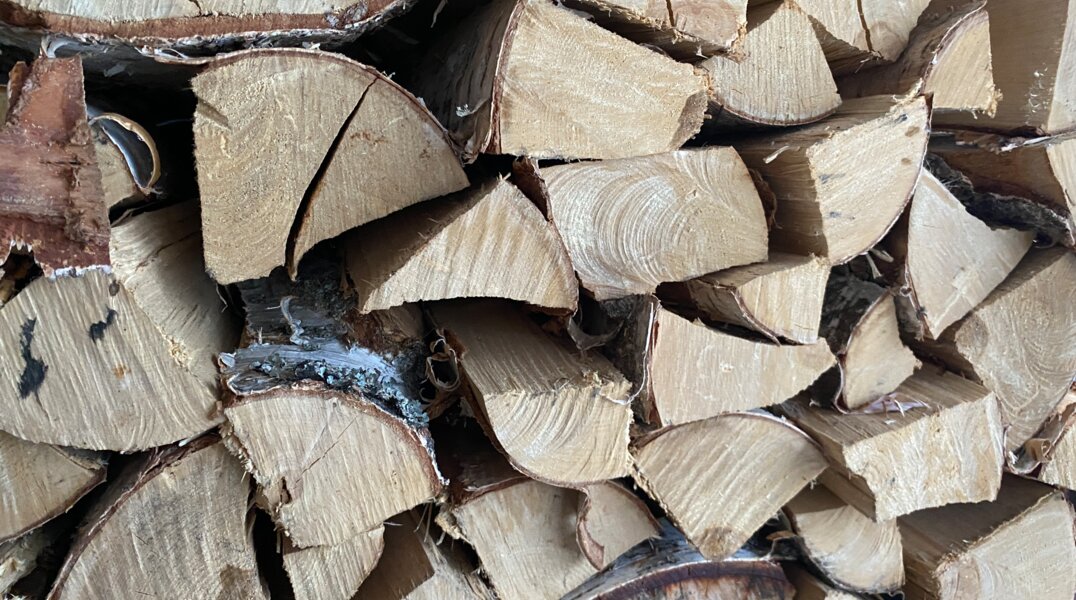 В Усолье мужчину оштрафовали за нападение на соседа с применением камней, поленьев и лопаты