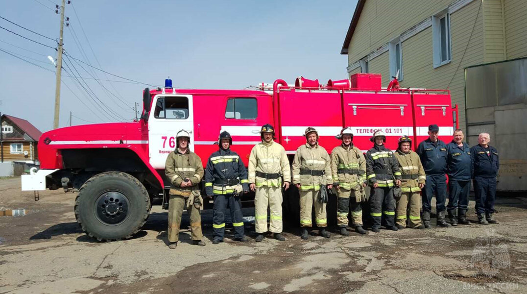 В Пермском крае пожарные спасли из горящей квартиры двоих детей и взрослого