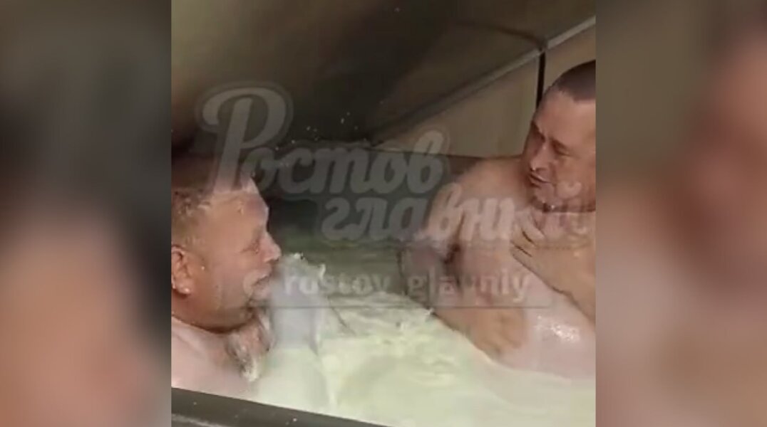 Двое голых мужчин искупались в чане с молоком
