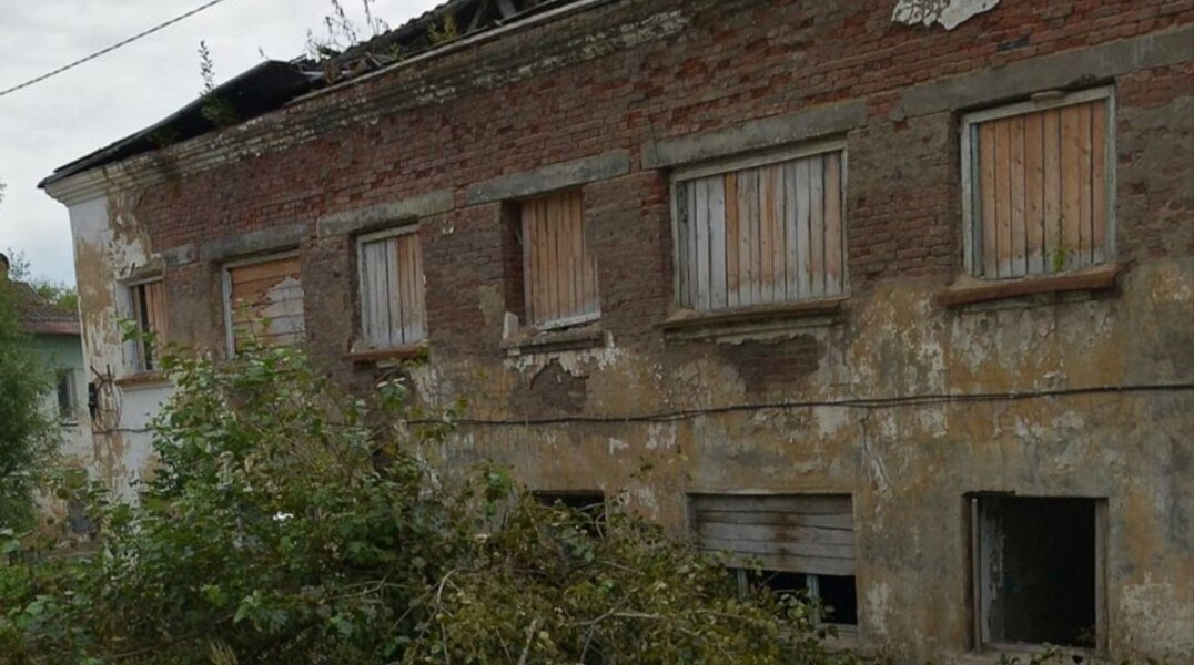 В Александровске суд обязал привести в порядок опасное заброшенное здание