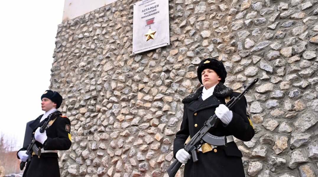 В Перми возле мемориала солдату России открыли памятную плиту героя Василия Астафьева