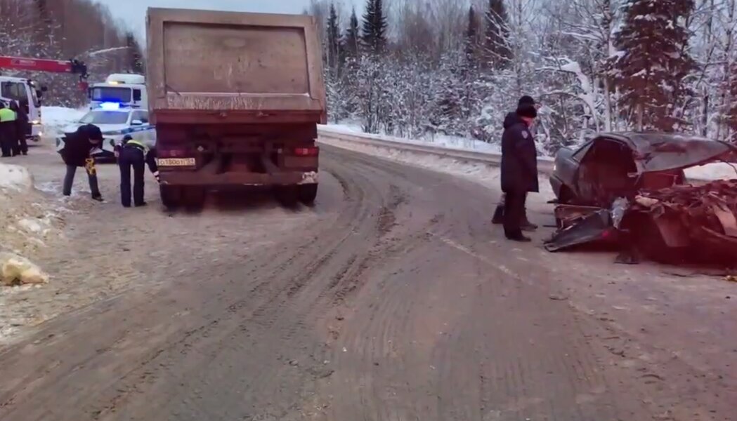 В Прикамье водитель иномарки погиб после столкновения с грузовым «Мерседесом»