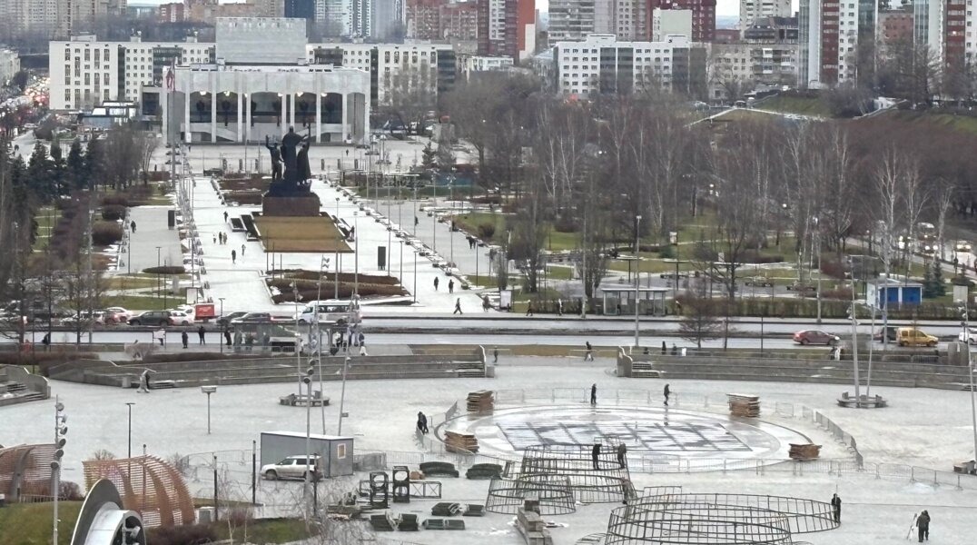 В центре Перми начали устанавливать главную новогоднюю елку