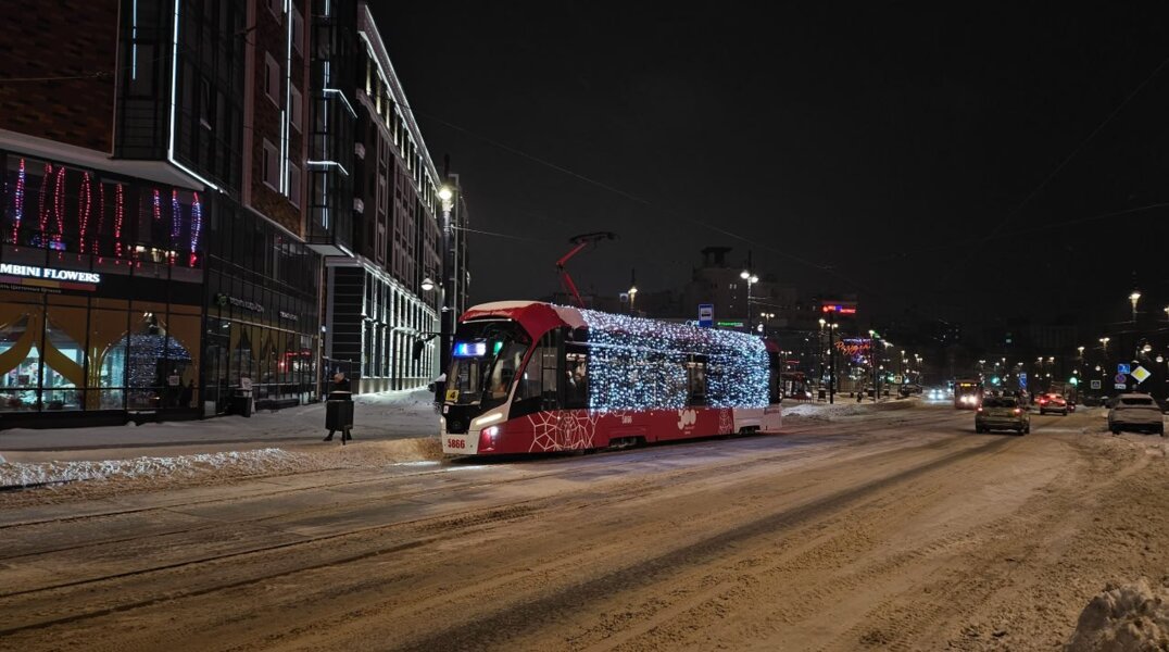 В Перми на линию вышли украшенные к Новому году трамваи