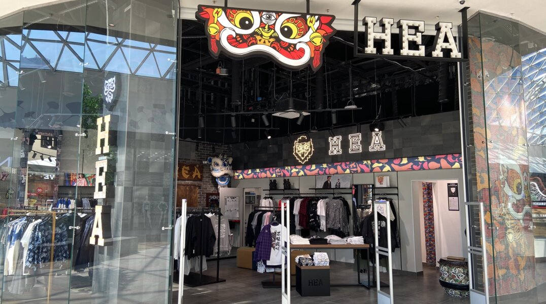 В пермском ТРЦ открылся первый в России магазин китайского бренда HEA. Фото
