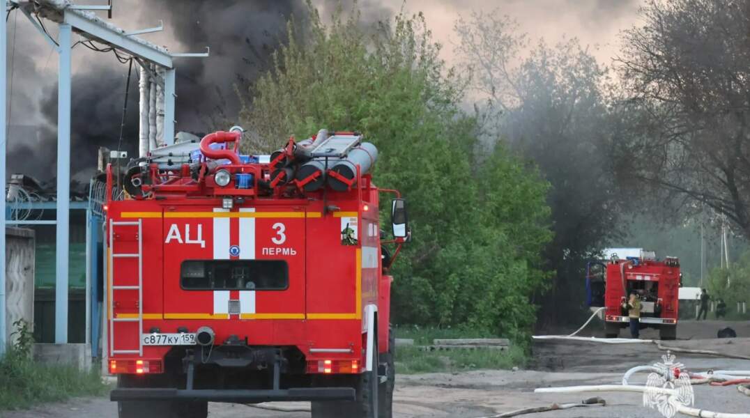 В Перми пожарные предотвратили угрозу взрыва резервуаров на улице Правобережной