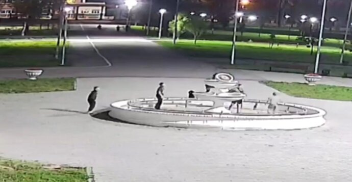 В Березниках нашли детей-вандалов, разрушивших фонтан и освещение в парке