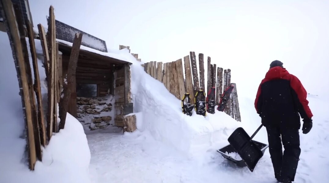 На YouTube-канале «The Люди» вышел ролик о пермяке, который живет в землянке