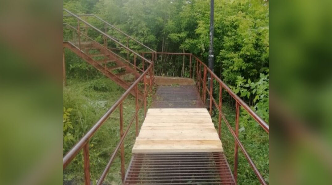 В Перми провал на металлической лесенке, ведущей к месту крушения самолета заколотили досками