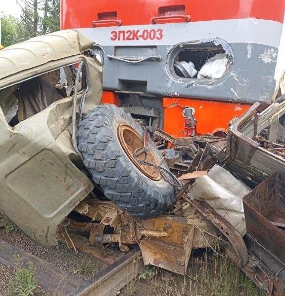 Появились фото с места ЧП, где грузовик врезался в пассажирский поезд в Пермском крае