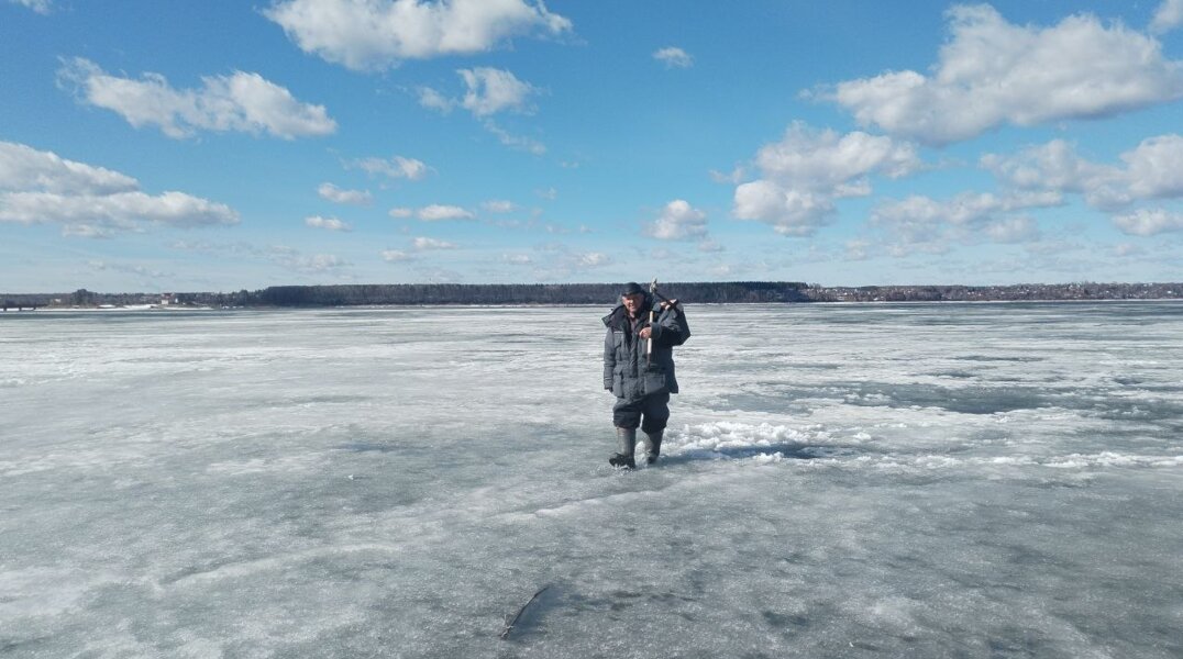 В Прикамье рыбак на самодельном снегоходе провалился под лед