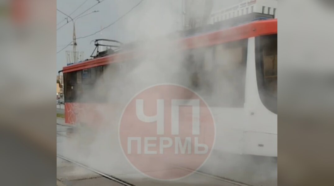 В центре Перми из-за неисправности задымился трамвай