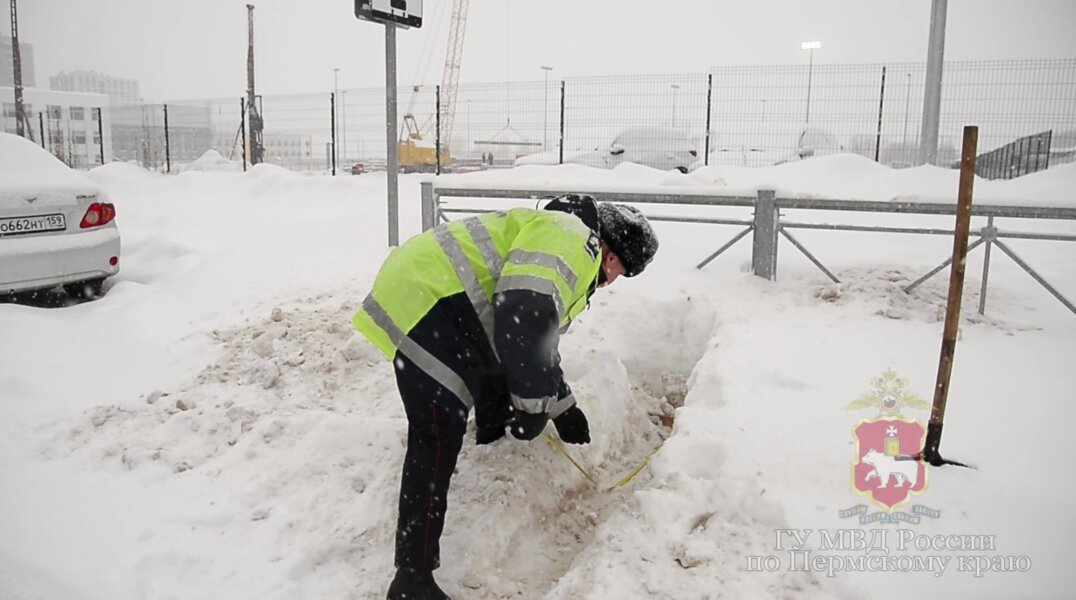 Полицейские в Перми проверяют качество уборки снега на дорогах лопатой и рулеткой