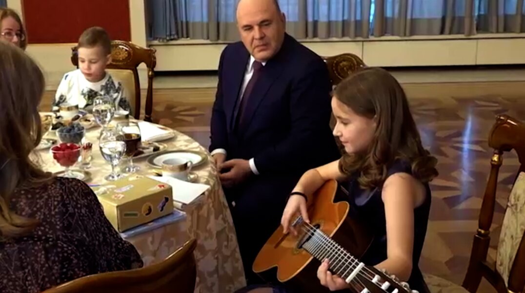 Михаил Мишустин подарил девочке из Перми гитару и спел с ней песню