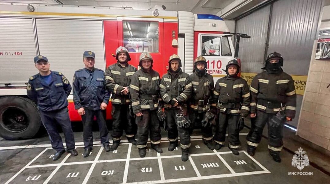 В Перми пожарные спасли двух женщин и девочку с задымленной лестничной клетки