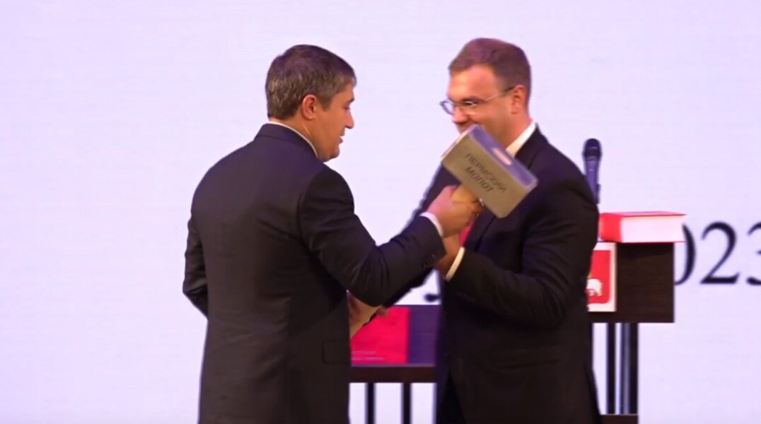 Дмитрий Махонин подарил новому мэру Перми книгу и молот