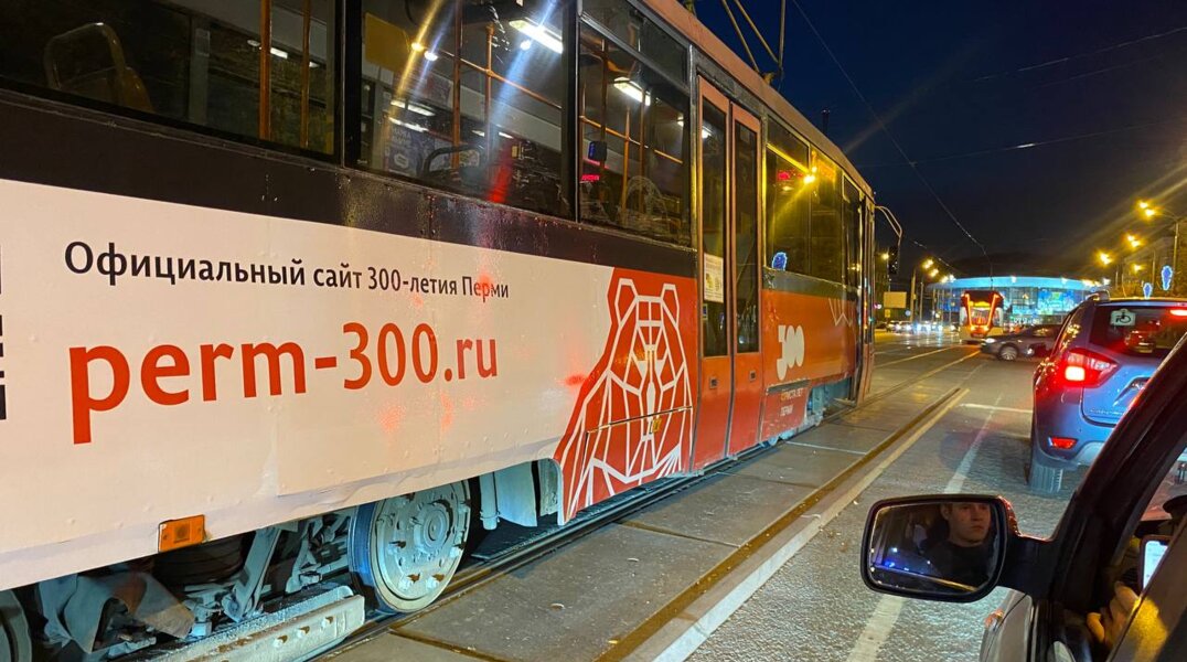 Вечером в Перми у цирка легковушка протаранила трамвай