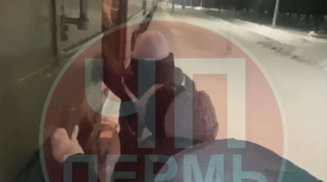 Пермякам пришлось пробираться сквозь сугробы к электричке из-за машиниста, проехавшего станцию