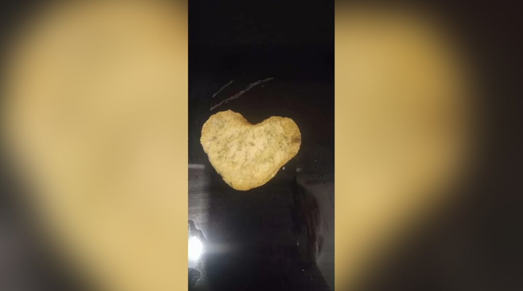 Пермяк продает чипсину в виде сердечка