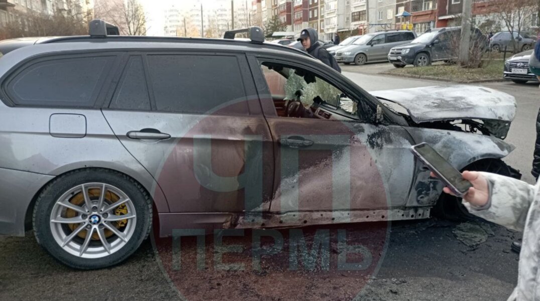Неизвестные подожгли у пермской школы автомобиль BMW