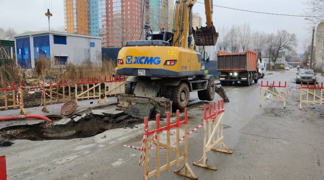 В Перми на улице Левченко бетономешалка провалилась под землю