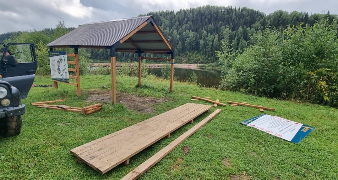 Вандалы разгромили туристическую стоянку в Красновишерском округе