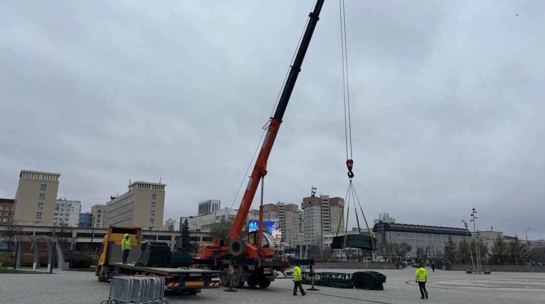 В Перми на эспланаде начали устанавливать новогоднюю елку
