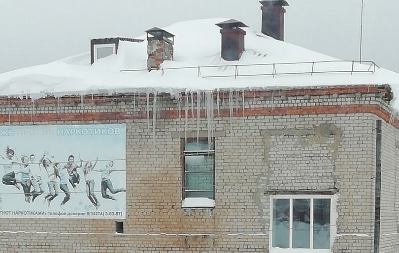 В Прикамье прокуратура проведёт проверку по факту больших сосулек на школе