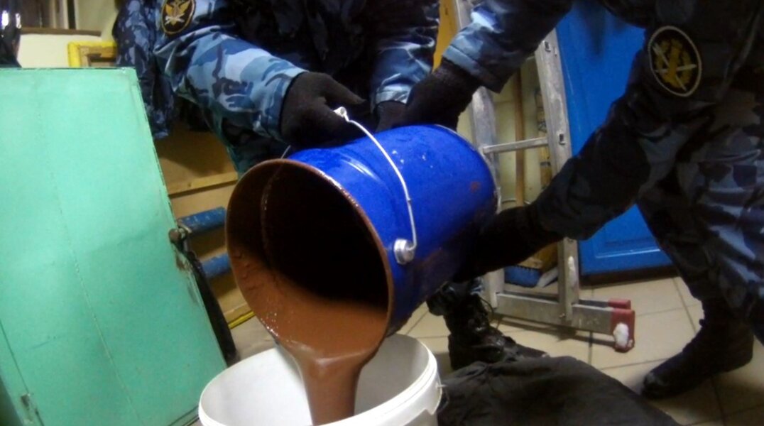 В колонию Прикамья пытались пронести 13 телефонов в банке с краской