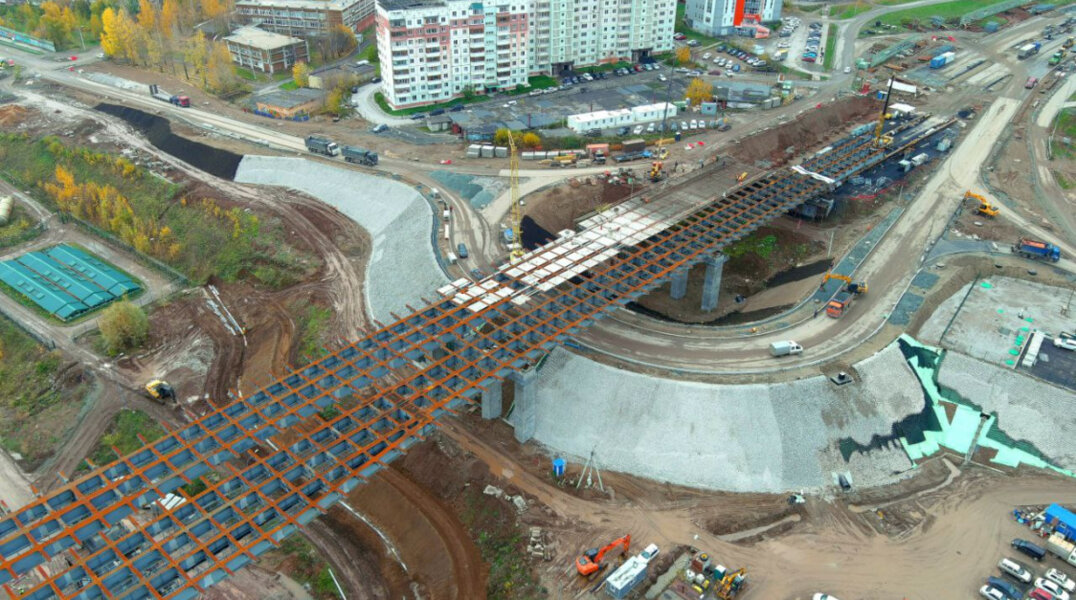 В Перми над долиной реки Ива завершили надвижку пролетов нового моста