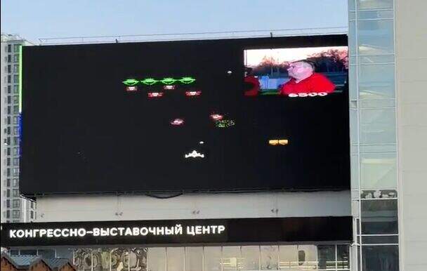 В День космонавтики пермяки сыграли в космический шутер на огромном медиафасаде