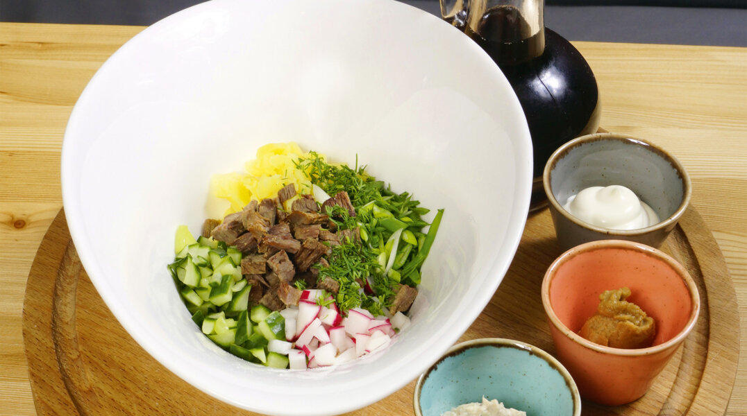 С крабом и копченым языком: рестораны Перми открыли сезон окрошки