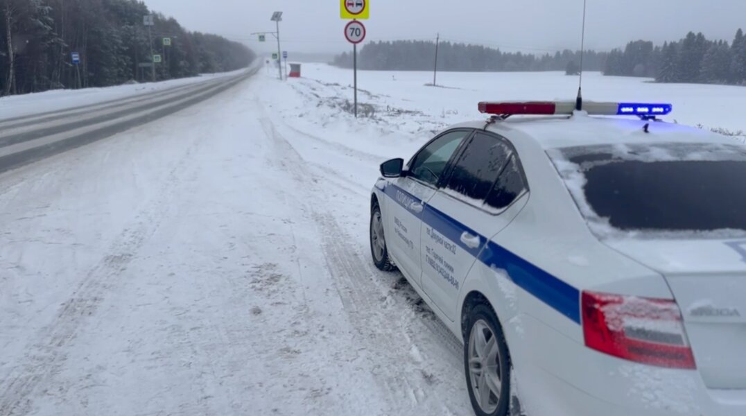 На западном обходе Перми микроавтобус слетел в кювет