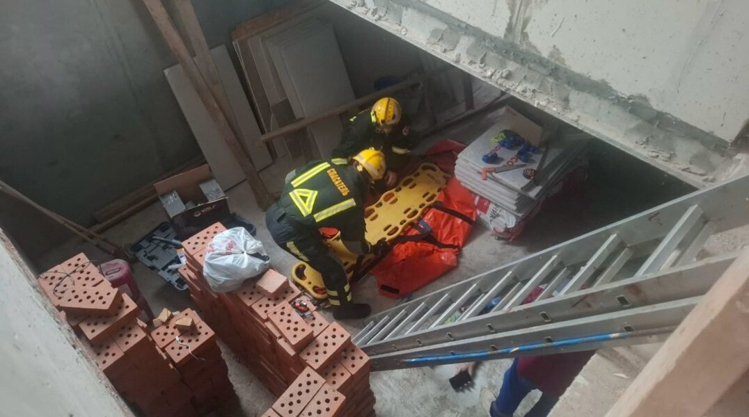 В Прикамье пенсионеру, упавшему в яму, потребовалась помощь спасателей