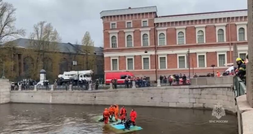 В Санкт-Петербурге завершены водолазные спасательные работы на месте ДТП с автобусом