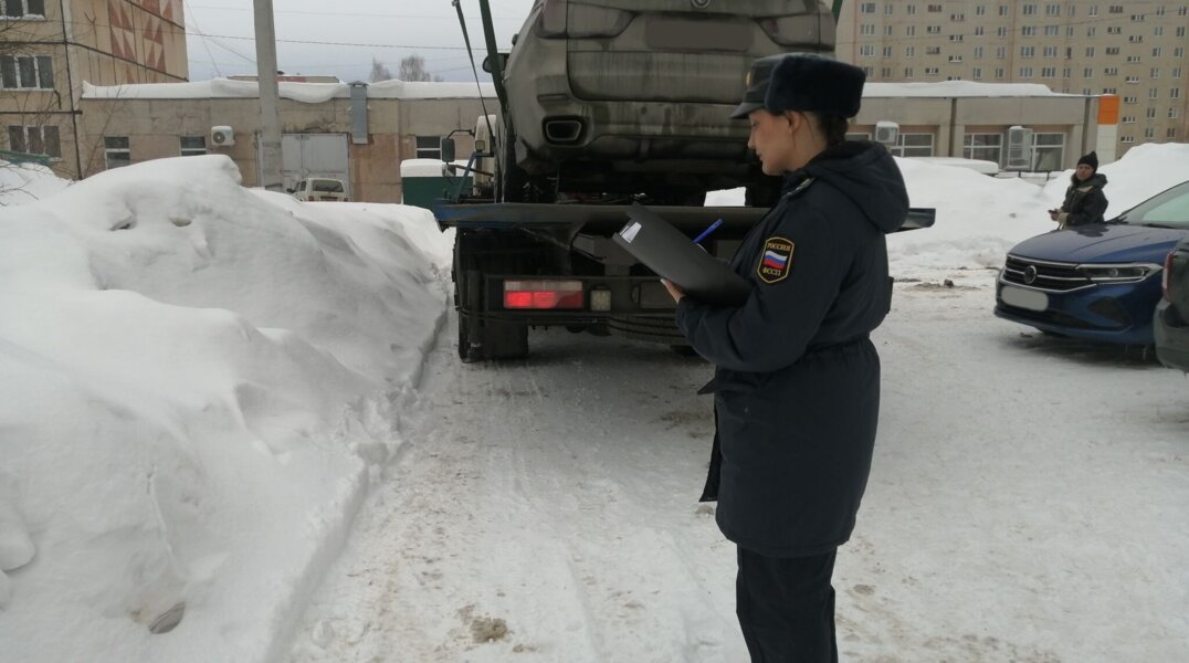 Прикамец пытался скрыть от приставов машину, изменив ее цвет