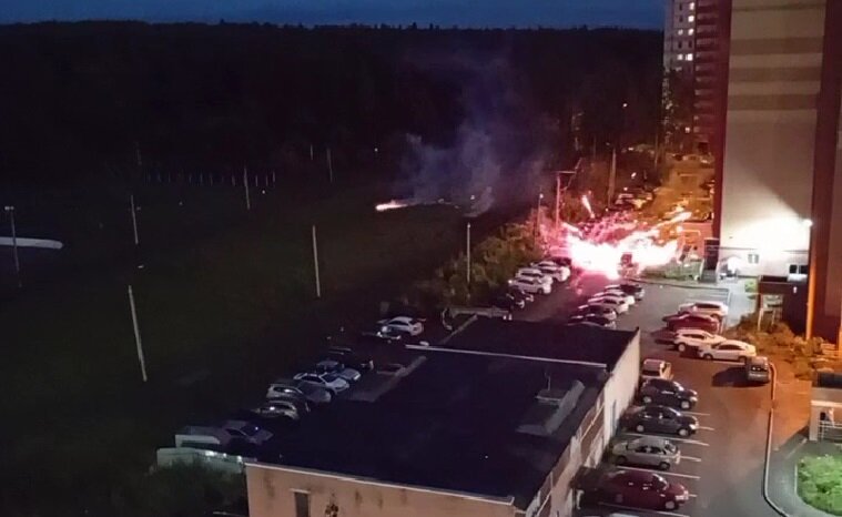 В Перми полиция проверяет инцидент с фейерверками, запущенными по машинам. Видео